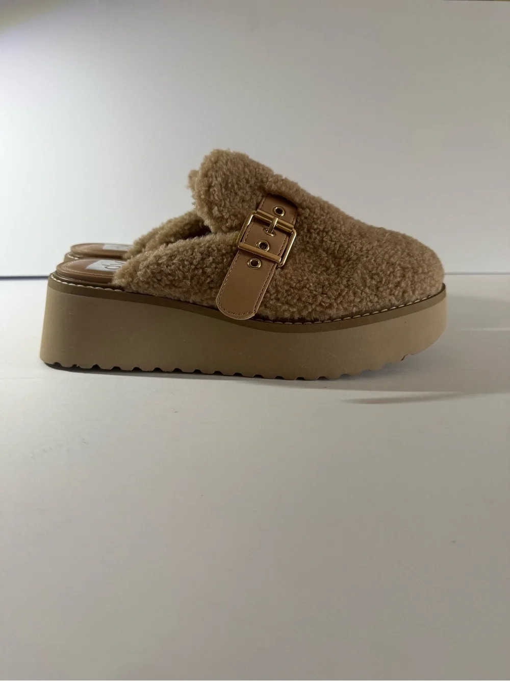 DV by Dolce Vita women’s Beige Sherpa Buckle Slip-Ons size 7